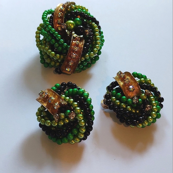 Vibrant Mid Century Green Beaded Pin-wheel Brooch and Earrings - Picture 9 of 12